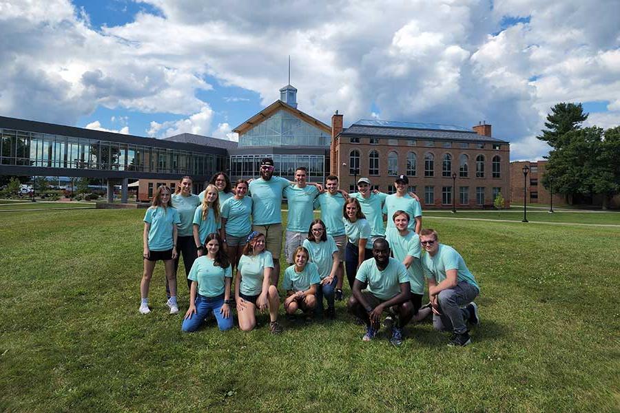 在切尔大学的草坪上，一群穿着情侣衬衫的学生